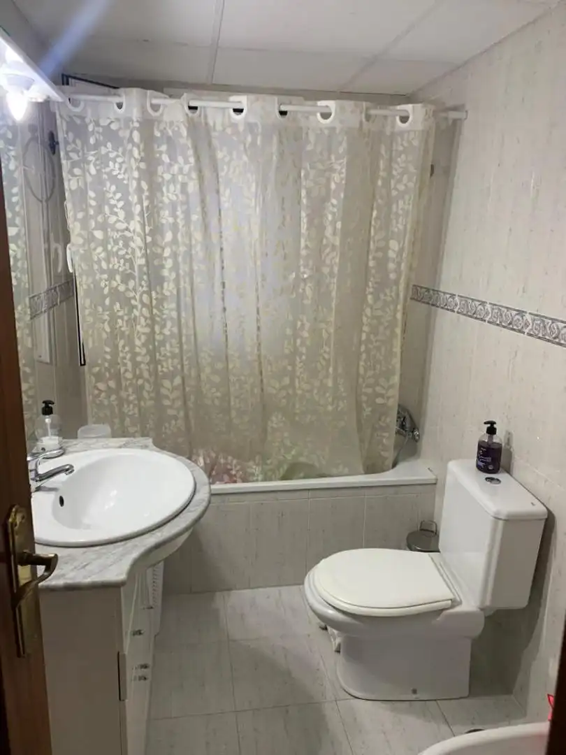 Piso en venta en Calle Alcalde Manuel León Cañete, 4, Montoro Baño de Piso en venta en Montoro con Aire acondicionado, Calefacción y Amueblado