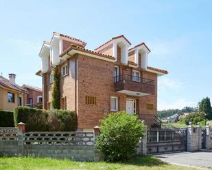 Vista exterior de Casa o xalet en venda en Castrillón amb Terrassa i Balcó