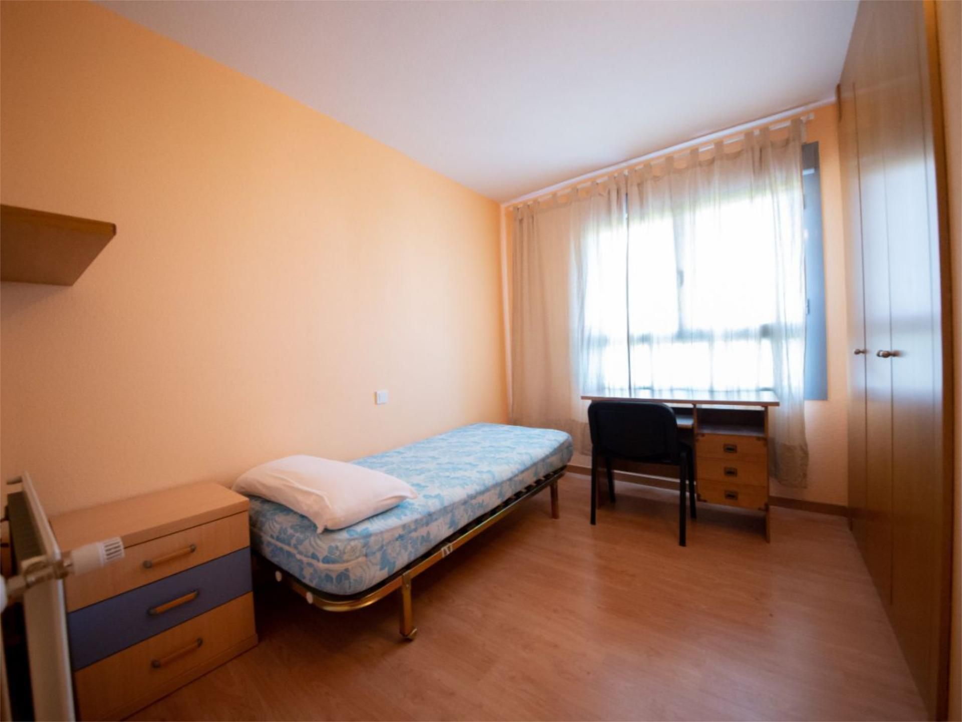 Bedroom of Flat to share in Fuenlabrada  with Air Conditioner, Heating and Parquet flooring