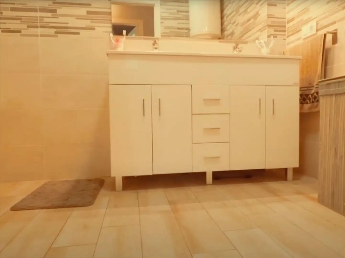 Casa adosada en venta en Avenida Carmen Calvo Poyatos, 11, Adamuz Baño de Casa adosada en venta en Adamuz con Aire acondicionado, Calefacción y Terraza