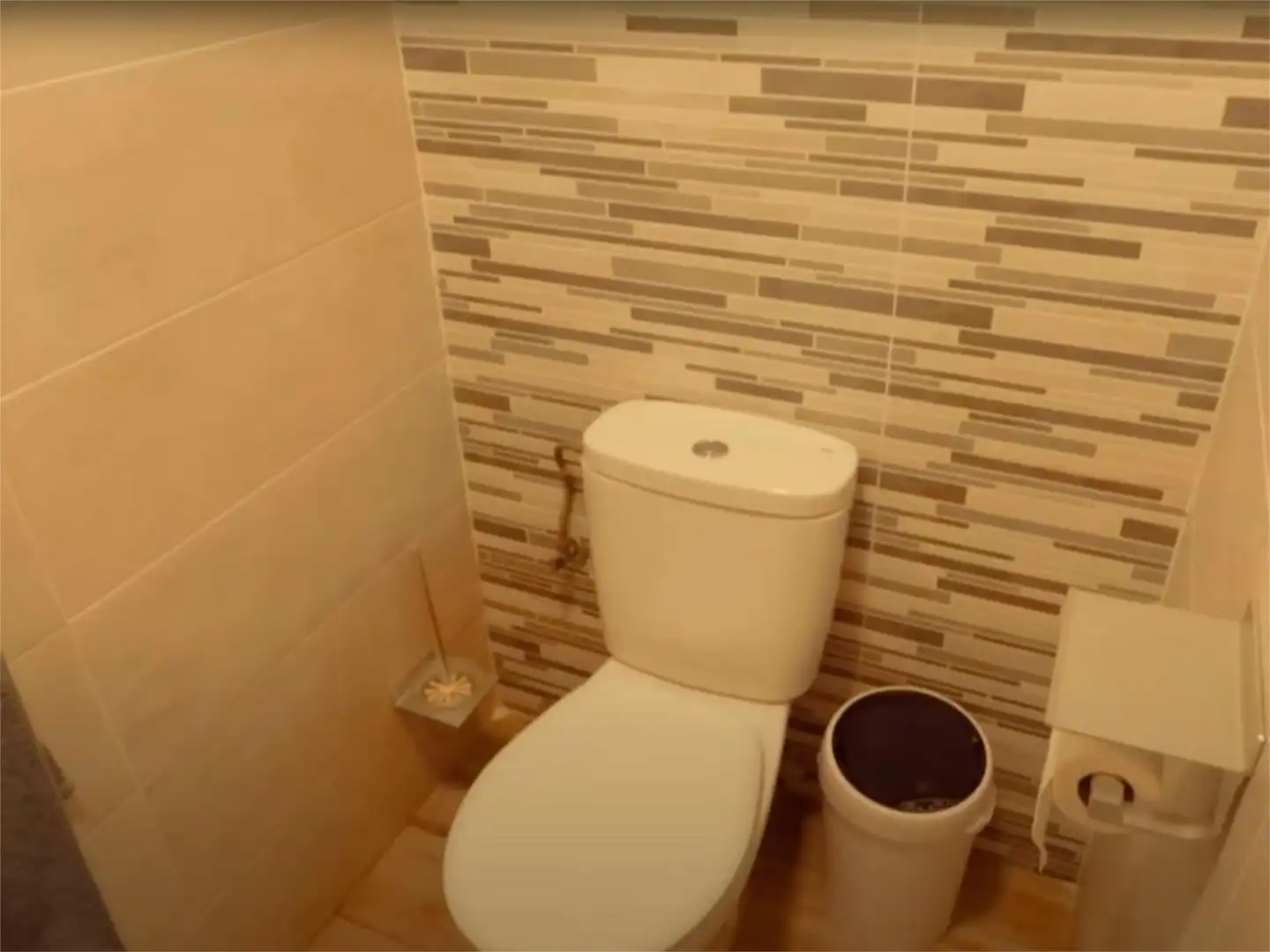 Casa adosada en venta en Avenida Carmen Calvo Poyatos, 11, Adamuz Baño de Casa adosada en venta en Adamuz con Aire acondicionado, Calefacción y Terraza