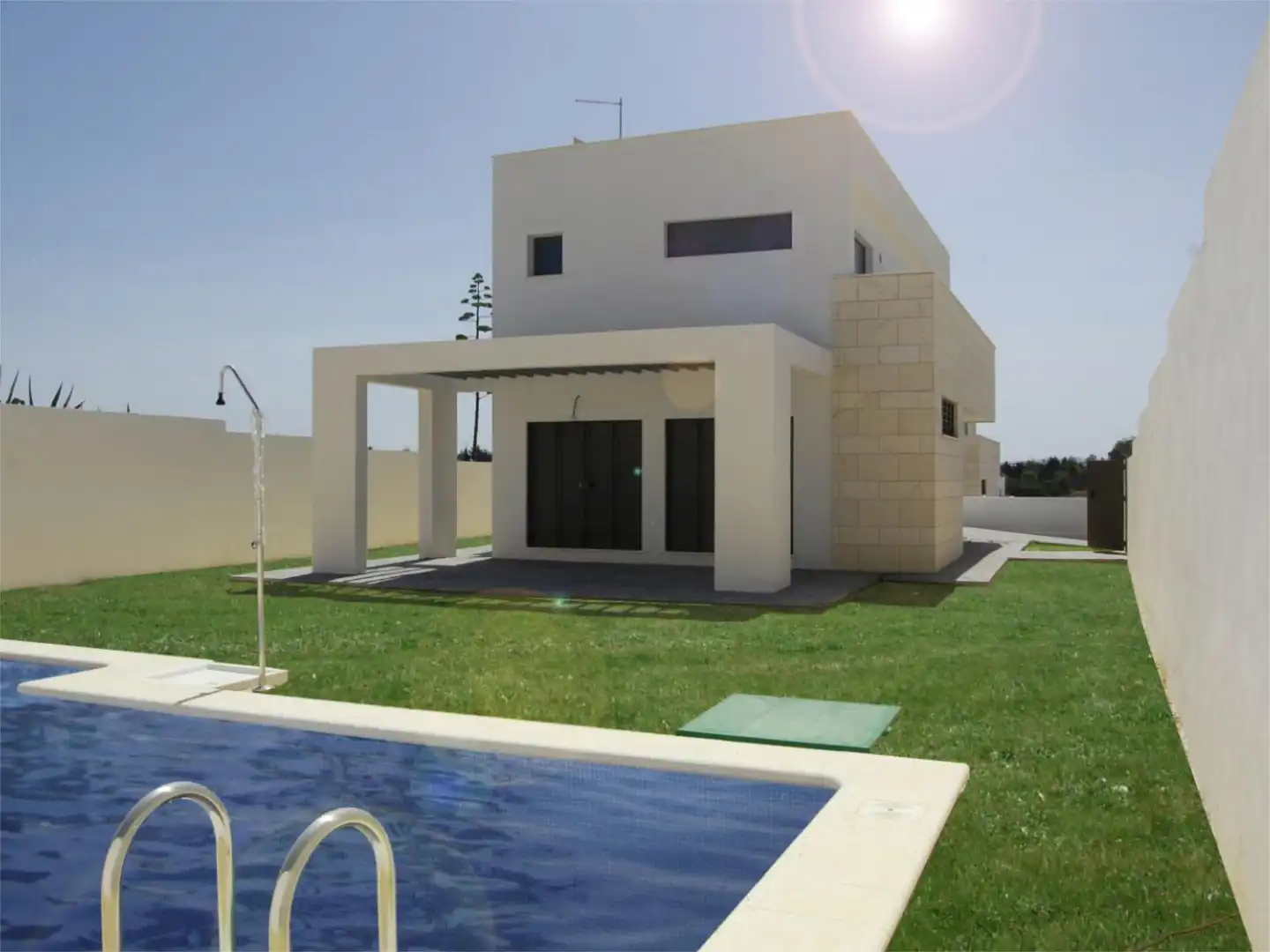 Houses for sale in Calle Toledo, 30, Conil Houses for sale in Conil de la Frontera with Terrace, Swimming Pool and Balcony