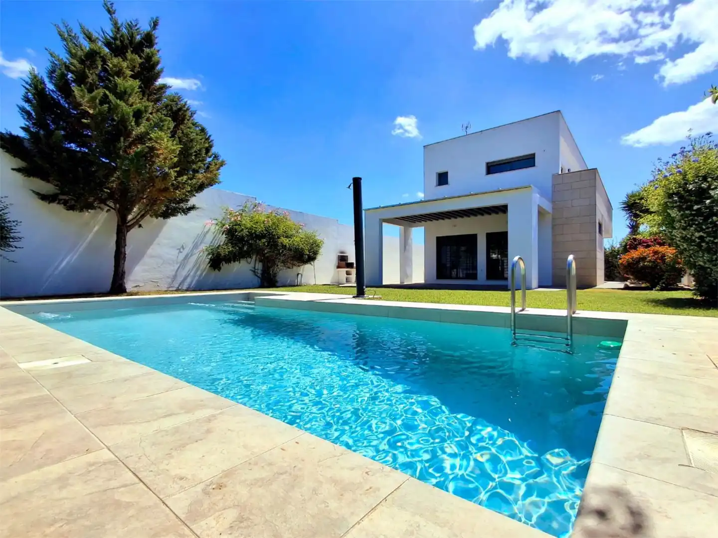 Houses for sale in Calle Toledo, 30, Conil Swimming pool of Houses for sale in Conil de la Frontera with Terrace, Swimming Pool and Balcony