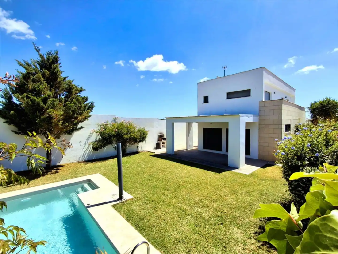 Houses for sale in Calle Toledo, 30, Conil Garden of Houses for sale in Conil de la Frontera with Terrace, Swimming Pool and Balcony