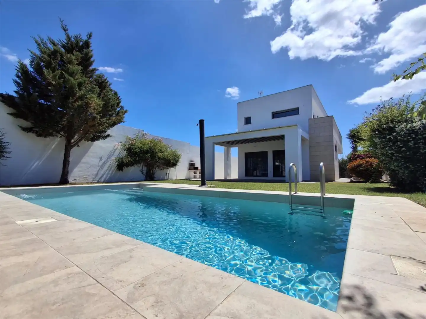 Houses for sale in Calle Toledo, 30, Conil Swimming pool of Houses for sale in Conil de la Frontera with Terrace, Swimming Pool and Balcony