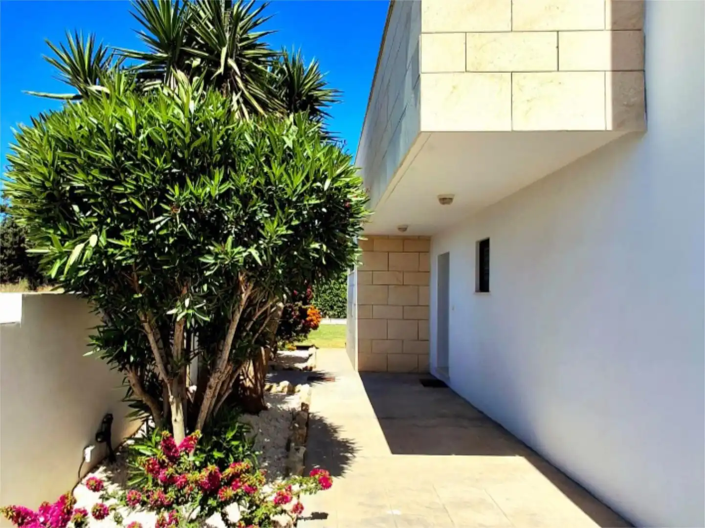 Houses for sale in Calle Toledo, 30, Conil Garden of Houses for sale in Conil de la Frontera with Terrace, Swimming Pool and Balcony