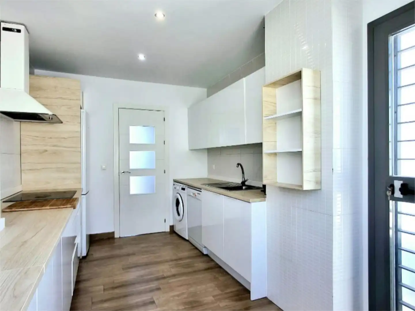 Houses for sale in Calle Toledo, 30, Conil Kitchen of Houses for sale in Conil de la Frontera with Terrace, Swimming Pool and Balcony