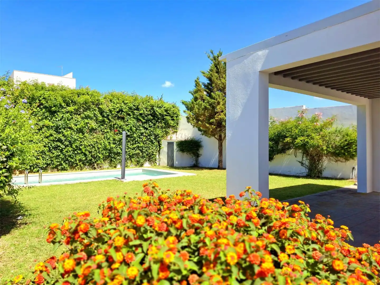 Houses for sale in Calle Toledo, 30, Conil Garden of Houses for sale in Conil de la Frontera with Terrace, Swimming Pool and Balcony