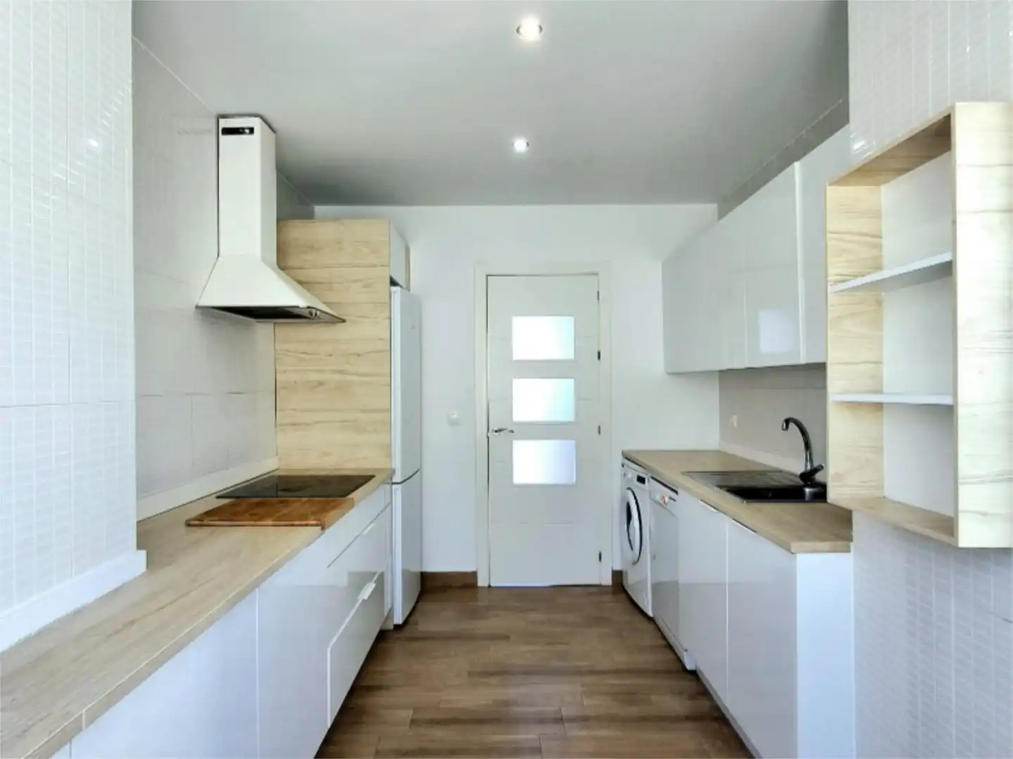 Houses for sale in Calle Toledo, 30, Conil Kitchen of Houses for sale in Conil de la Frontera with Terrace, Swimming Pool and Balcony