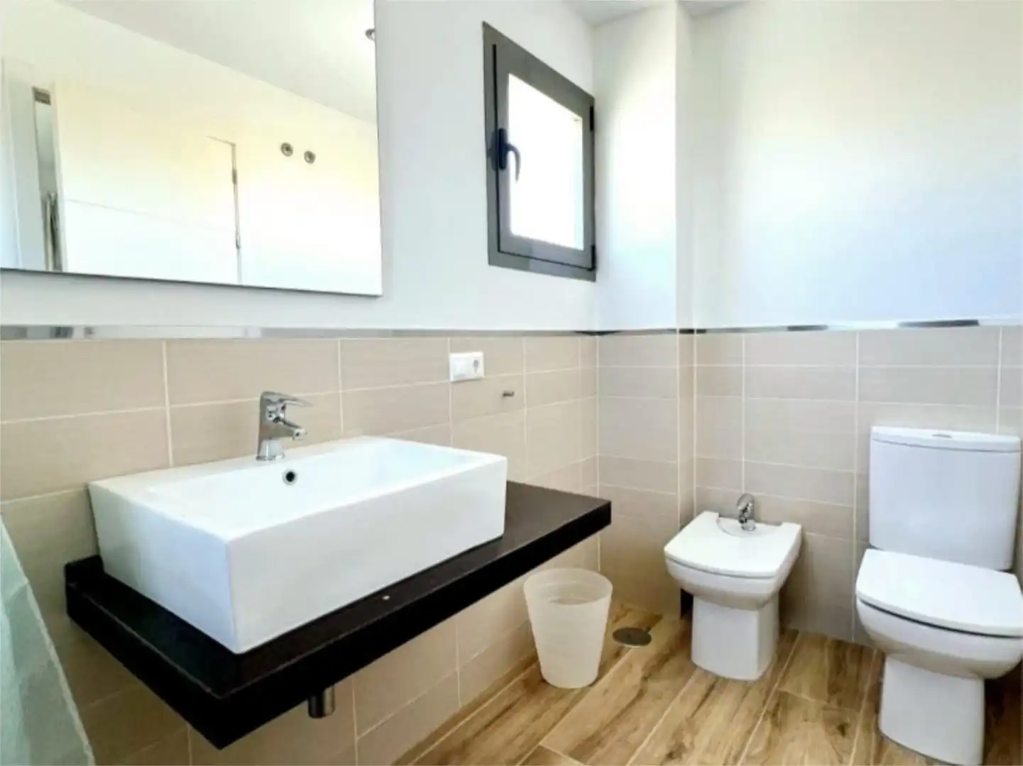 Houses for sale in Calle Toledo, 30, Conil Bathroom of Houses for sale in Conil de la Frontera with Terrace, Swimming Pool and Balcony