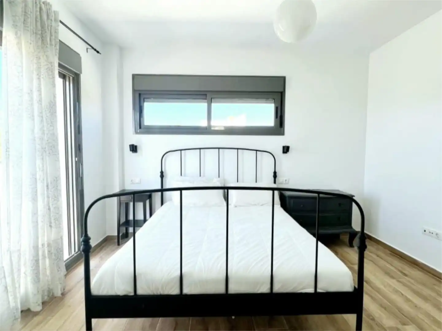Houses for sale in Calle Toledo, 30, Conil Bedroom of Houses for sale in Conil de la Frontera with Terrace, Swimming Pool and Balcony