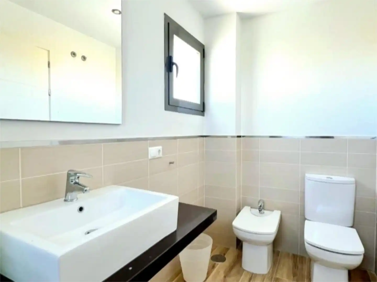 Houses for sale in Calle Toledo, 30, Conil Bathroom of Houses for sale in Conil de la Frontera with Terrace, Swimming Pool and Balcony