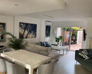 Sala d'estar de Casa adosada en venda en Ciudalcampo amb Terrassa, Piscina i Balcó