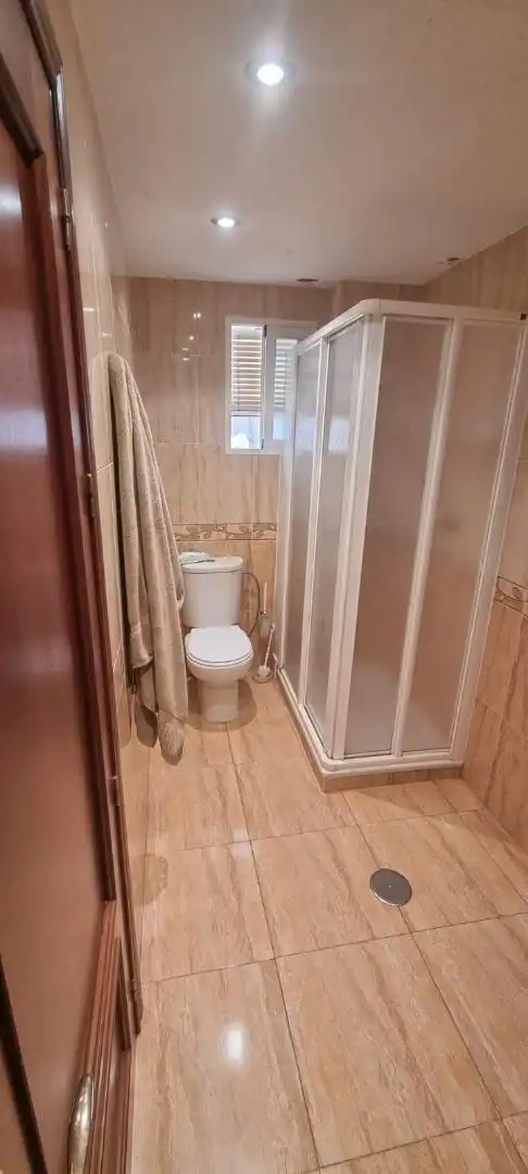 Casa adosada en venta en Avda de Madrid - Pº de la Estación Baño de Casa adosada en venta en Jaén con Aire acondicionado, Terraza y Amueblado