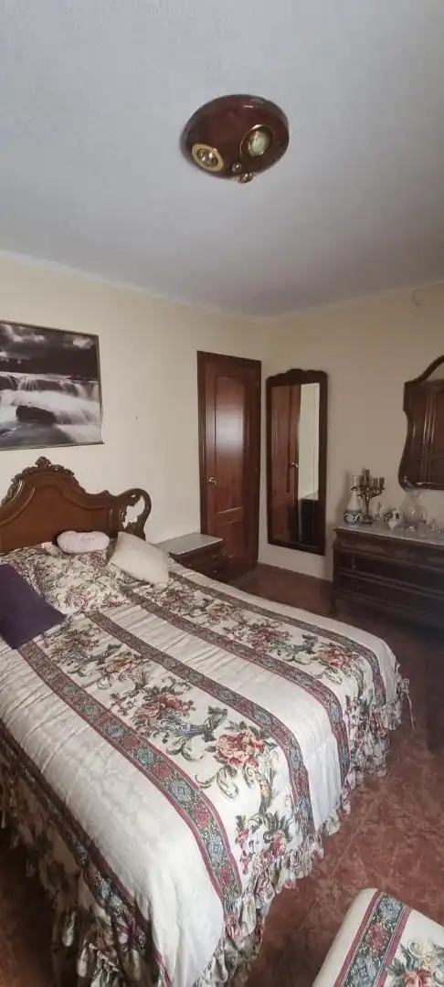 Casa adosada en venta en Avda de Madrid - Pº de la Estación Habitación de Casa adosada en venta en Jaén con Aire acondicionado, Terraza y Amueblado