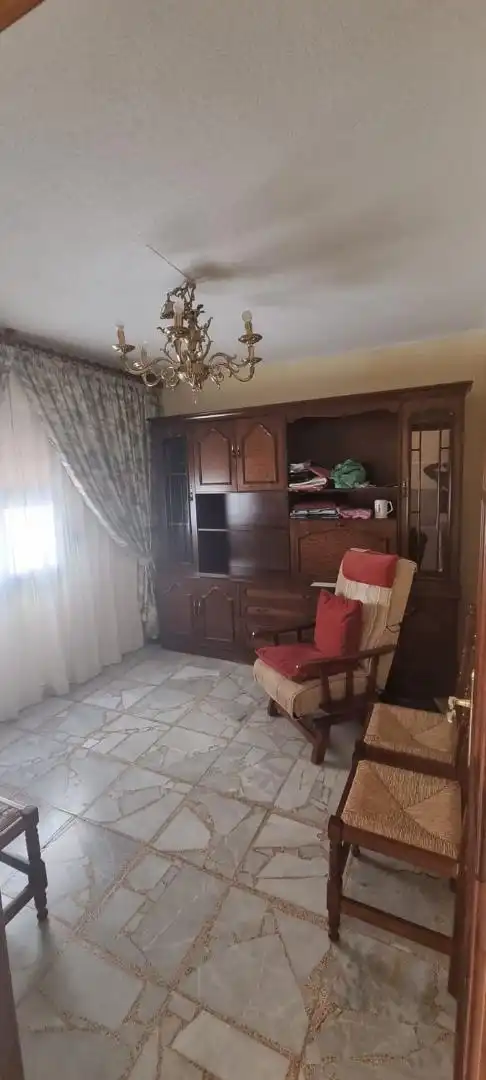 Casa adosada en venta en Avda de Madrid - Pº de la Estación Sala de estar de Casa adosada en venta en Jaén con Aire acondicionado, Terraza y Amueblado
