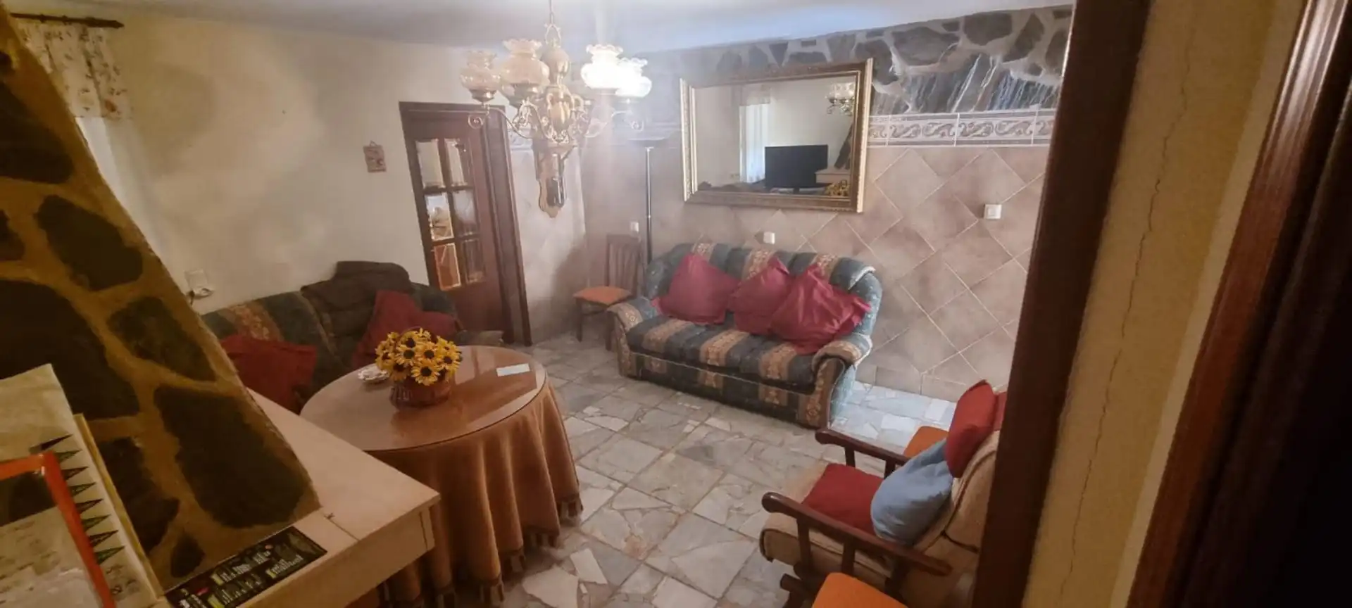 Casa adosada en venta en Avda de Madrid - Pº de la Estación Sala de estar de Casa adosada en venta en Jaén con Aire acondicionado, Terraza y Amueblado