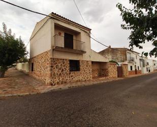 Vista exterior de Casa adosada en venda en Alcoba amb Balcó