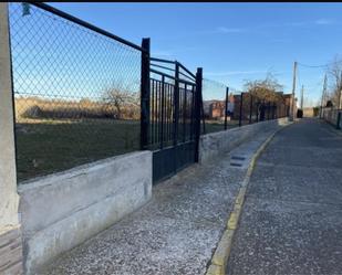 Vista exterior de Casa o xalet en venda en Renedo de la Vega amb Jardí privat