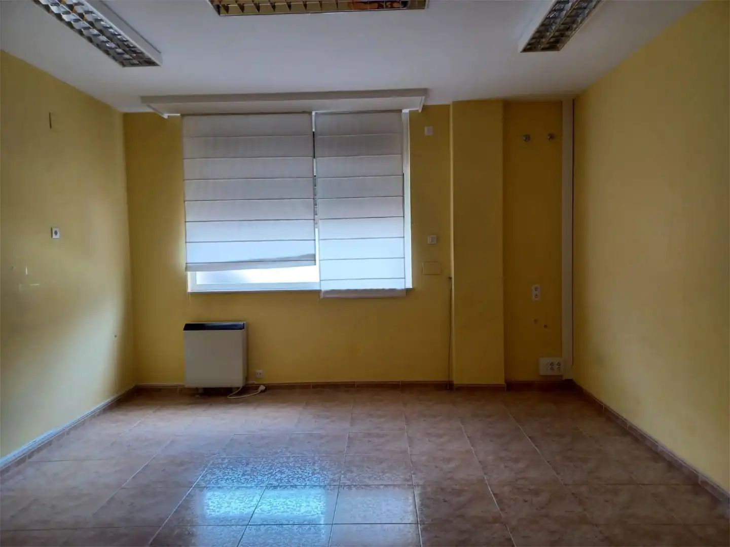 Büro zur Miete in Santa María del Páramo mit Heizung