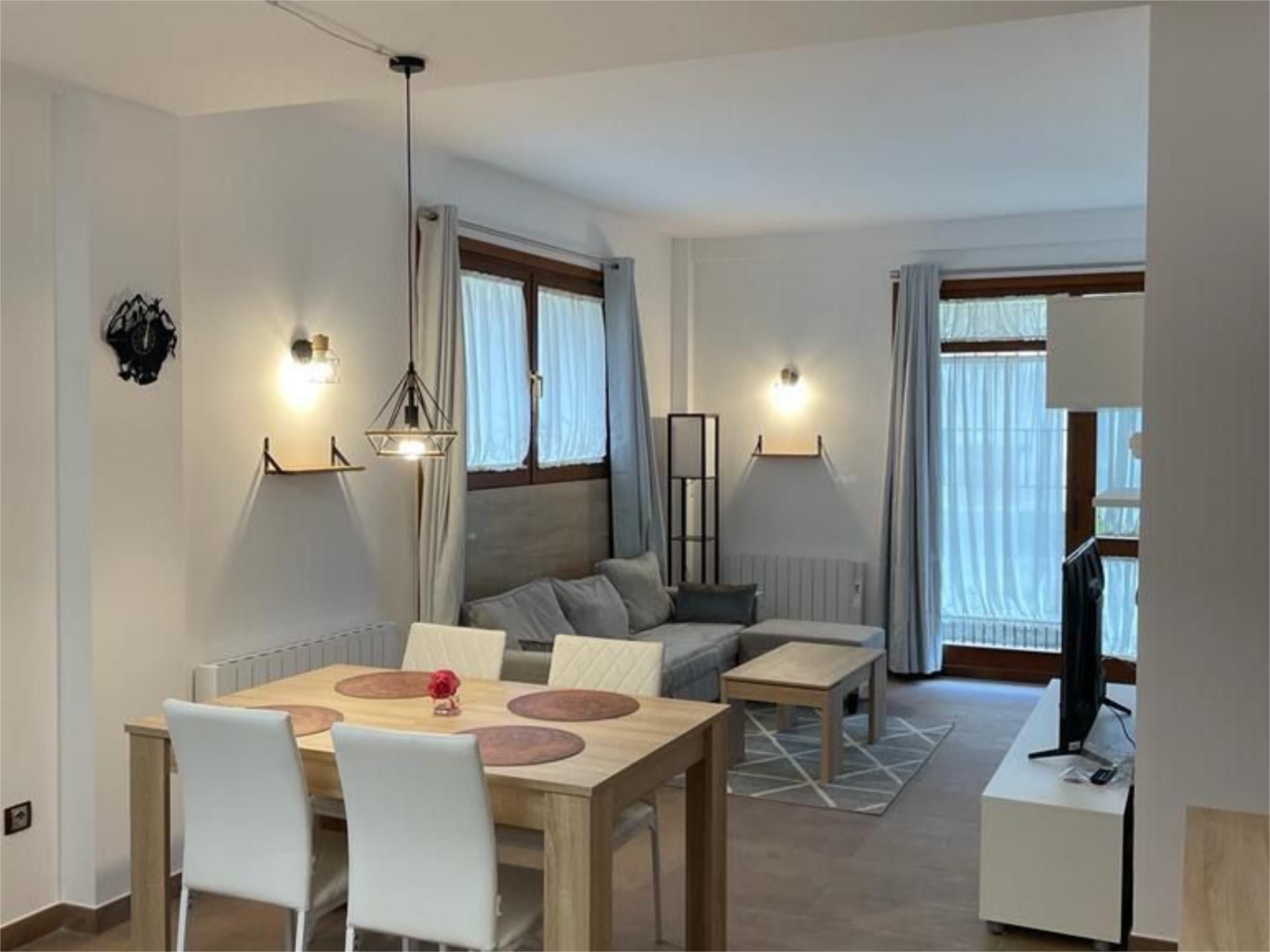 Sala d'estar de Apartament en venda en Benasque amb Calefacció, Jardí privat i Terrassa