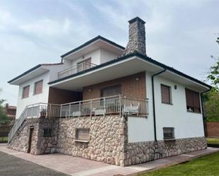 Vista exterior de Casa o xalet en venda en Oviedo  amb Terrassa i Balcó