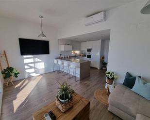 Sala d'estar de Casa adosada en venda en Finestrat amb Aire condicionat, Terrassa i Piscina
