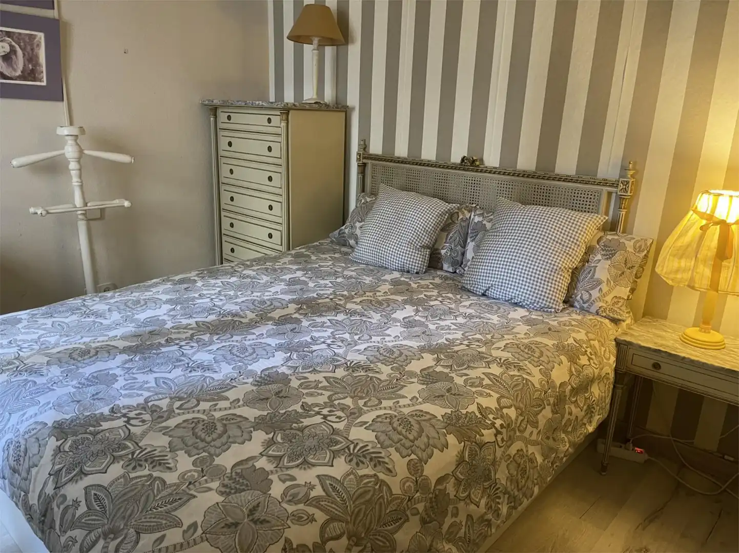 Schlafzimmer von Erdgeschoss zur Miete in Marbella mit Klimaanlage, Terrasse und Schwimmbad