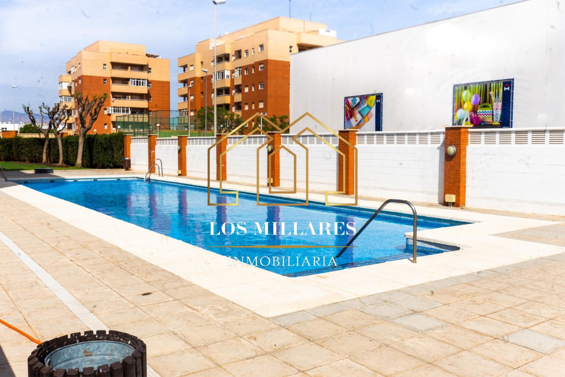 Piscina de Pis en venda en  Almería Capital amb Aire condicionat, Calefacció i Parquet