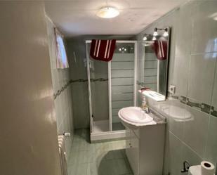 Bathroom of Flat for sale in  Madrid Capital  with Heating, Private garden and Parquet flooring