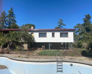 Vista exterior de Casa o xalet de lloguer en  Madrid Capital amb Terrassa, Piscina i Balcó