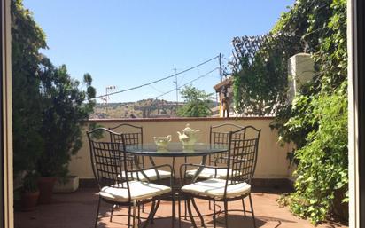 Mesa De Comedor En El Patio Trasero. Espacio Acogedor En El Patio O En El  Balcón. Casa Exterior Con Pared De Ladrillo Y Mesa De Pl Imagen de archivo  - Imagen de