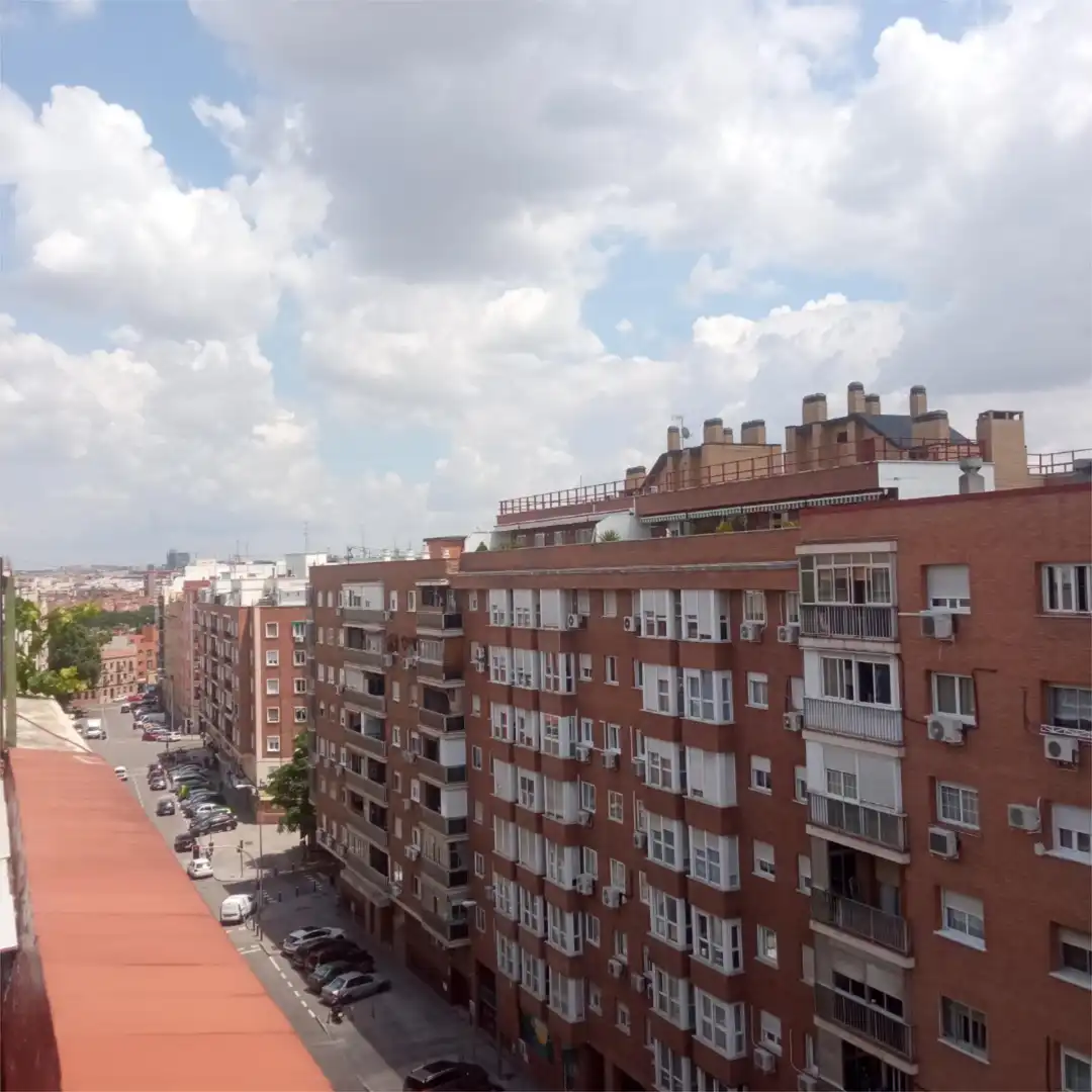 Vista exterior de Ático para compartir en Madrid con Calefacción y Terraza