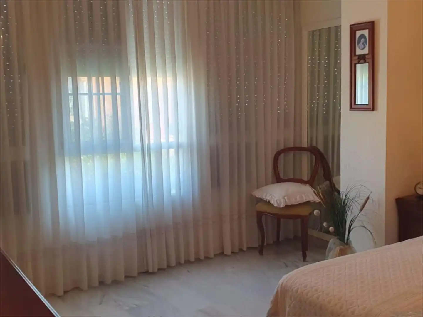 Casa adosada en venta en Calle Sol de Invierno, 37, Colores - Entreparques Habitación de Casa adosada en venta en Sevilla con Aire acondicionado, Piscina y Amueblado