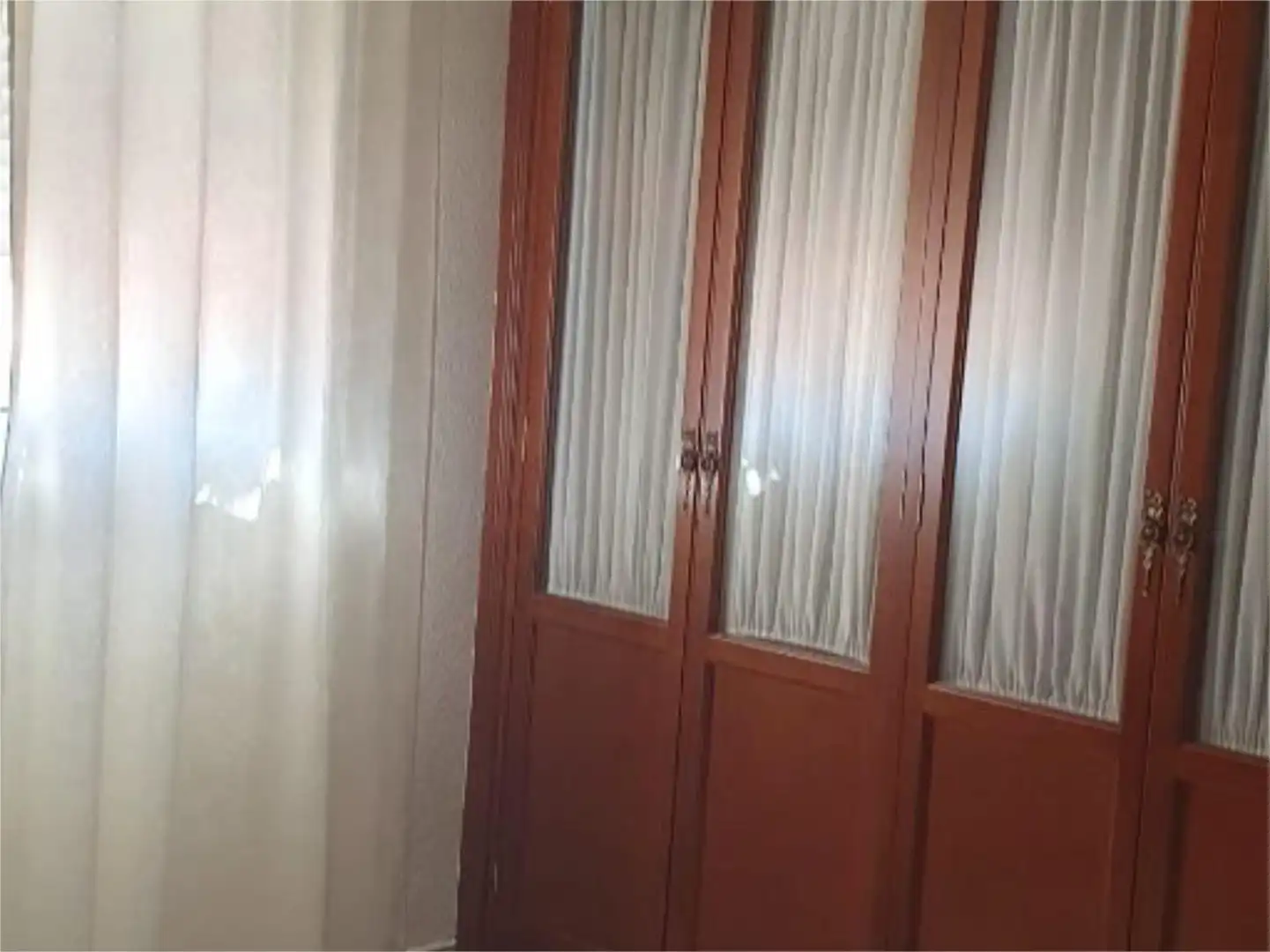Casa adosada en venta en Calle Sol de Invierno, 37, Colores - Entreparques Habitación de Casa adosada en venta en Sevilla con Aire acondicionado, Piscina y Amueblado