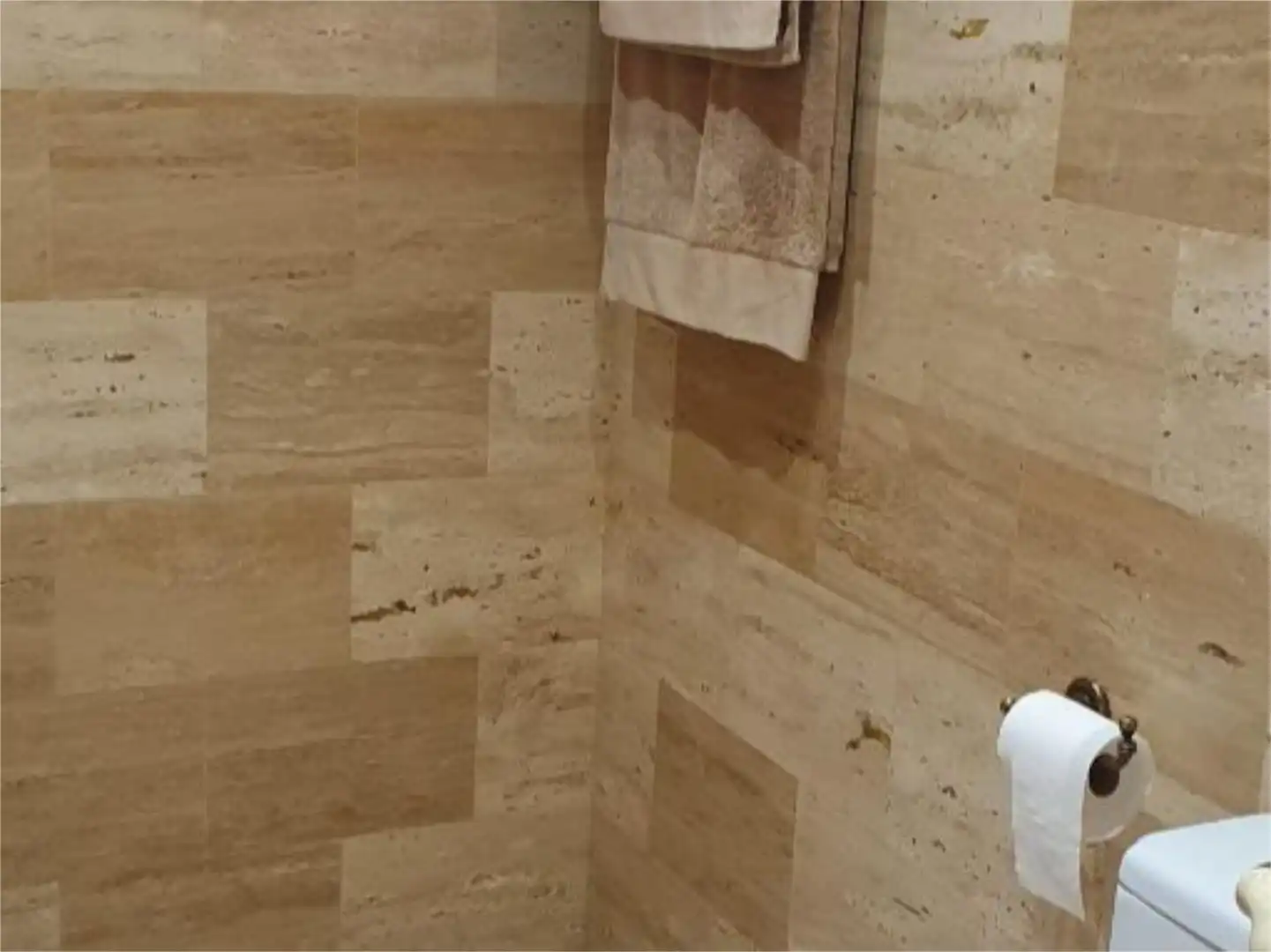 Casa adosada en venta en Calle Sol de Invierno, 37, Colores - Entreparques Baño de Casa adosada en venta en Sevilla con Aire acondicionado, Piscina y Amueblado