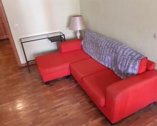 Sala d'estar de Apartament en venda en León Capital  amb Calefacció, Parquet i Terrassa