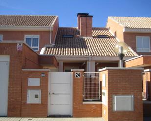 Vista exterior de Casa adosada en venda en Aldeamayor de San Martín amb Piscina