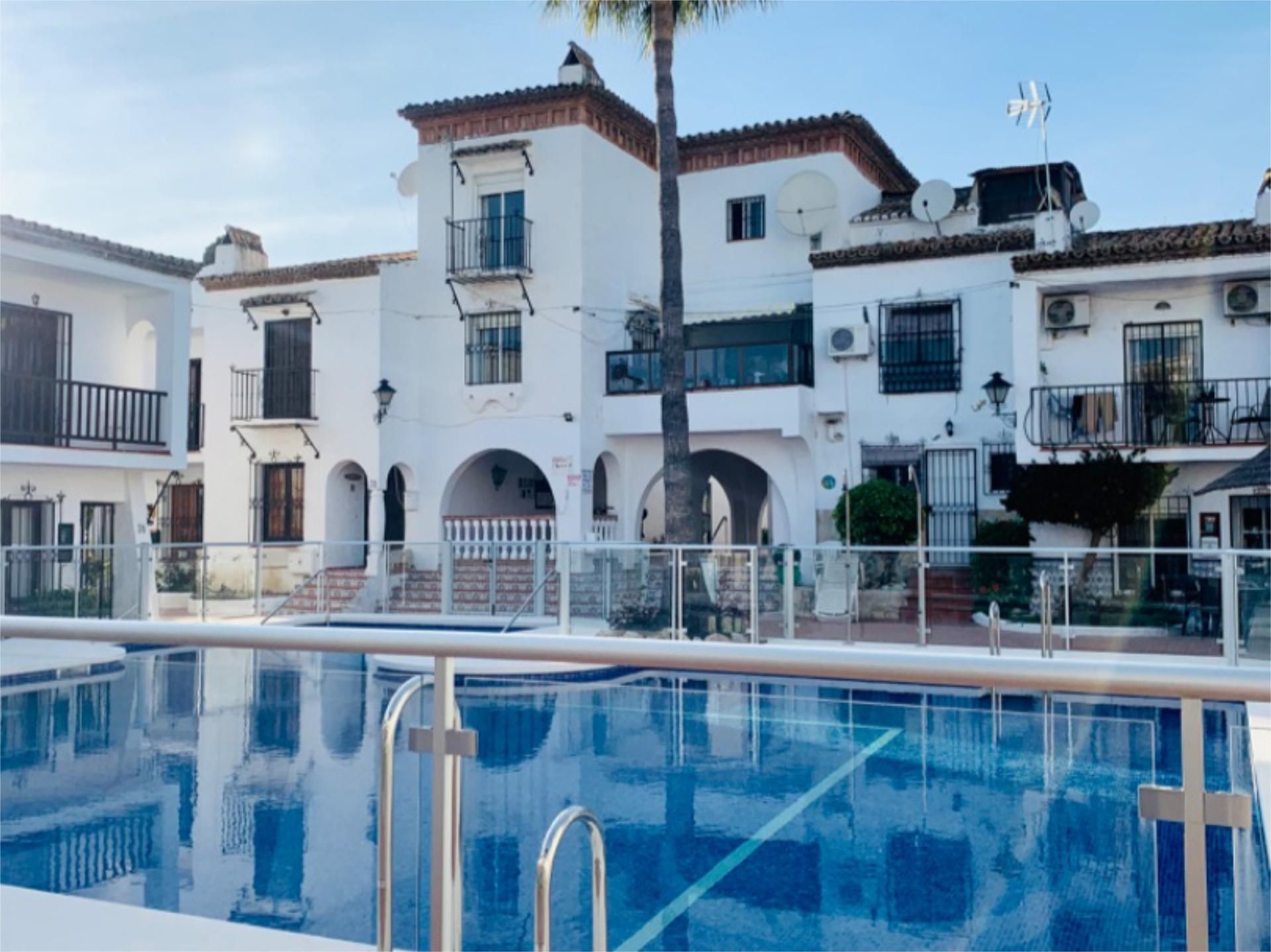 Vista exterior de Casa adosada en venda en Nerja amb Aire condicionat, Calefacció i Jardí privat