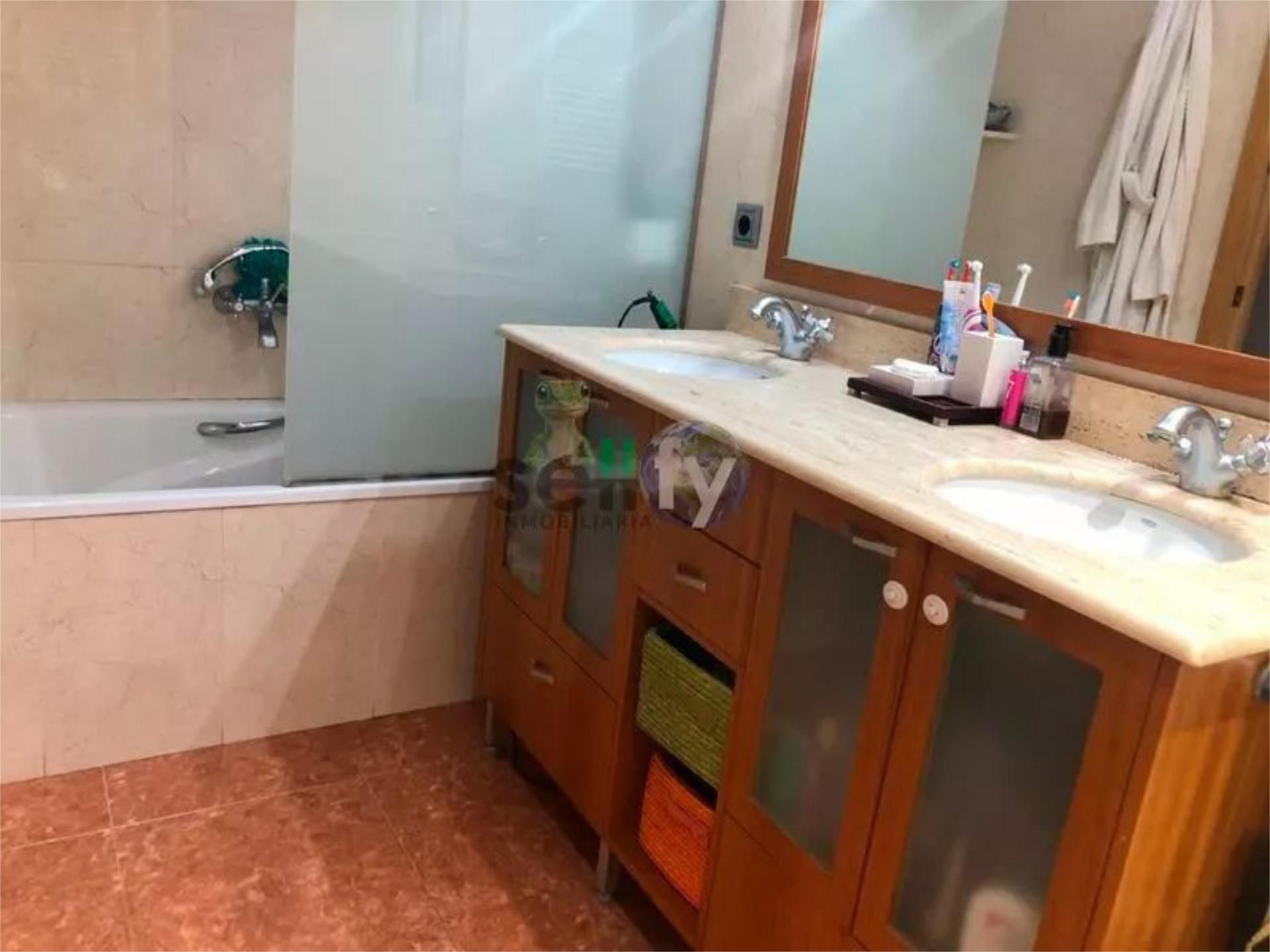 Flat for sale in Avinguda d'Àfrica, 35, Can Parellada Bathroom of Flat for sale in Terrassa with Furnished
