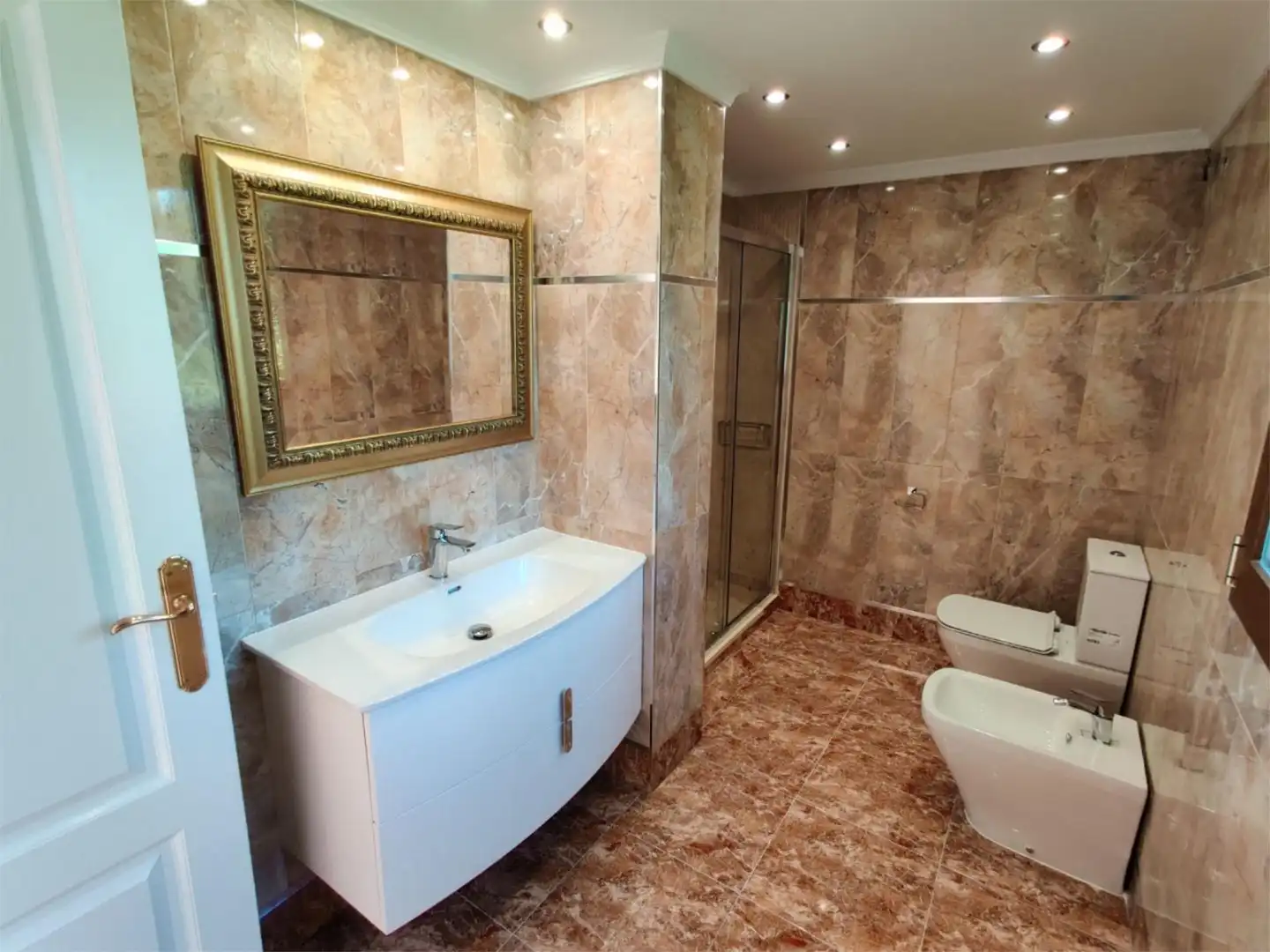 Pis en venda a Urbanización Hacienda las Chapas, 89, Hacienda Las Chapas Bany de Pis en venda en Marbella amb Aire condicionat, Calefacció i Jardí privat