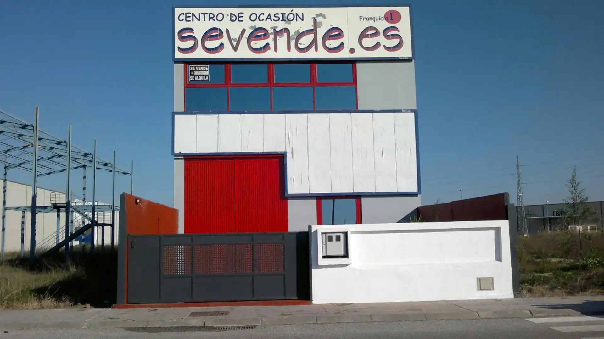 Vista exterior de Nave industrial en venta en Palomares del Río