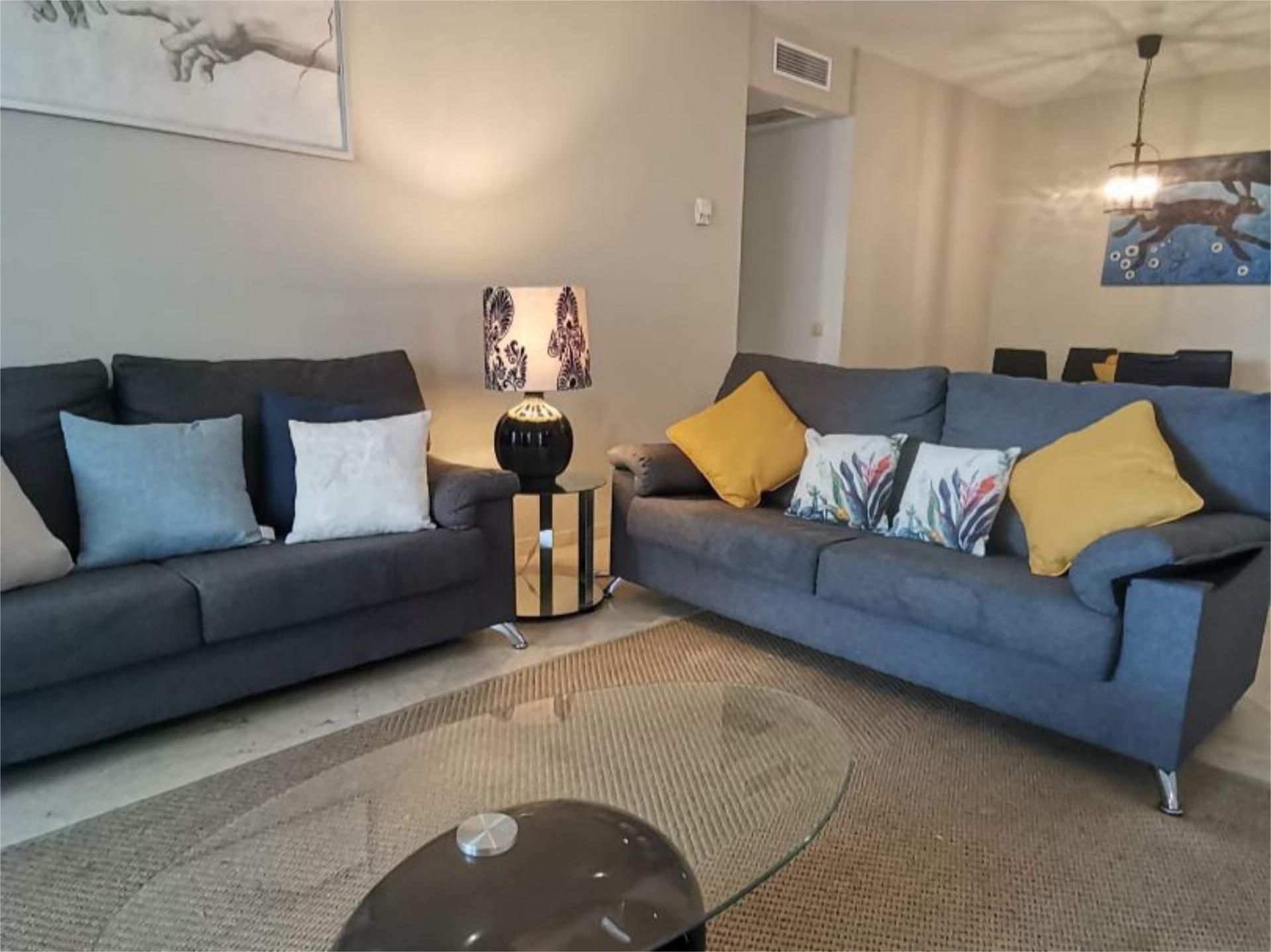 Sala d'estar de Apartament en venda en Estepona amb Aire condicionat, Terrassa i Piscina