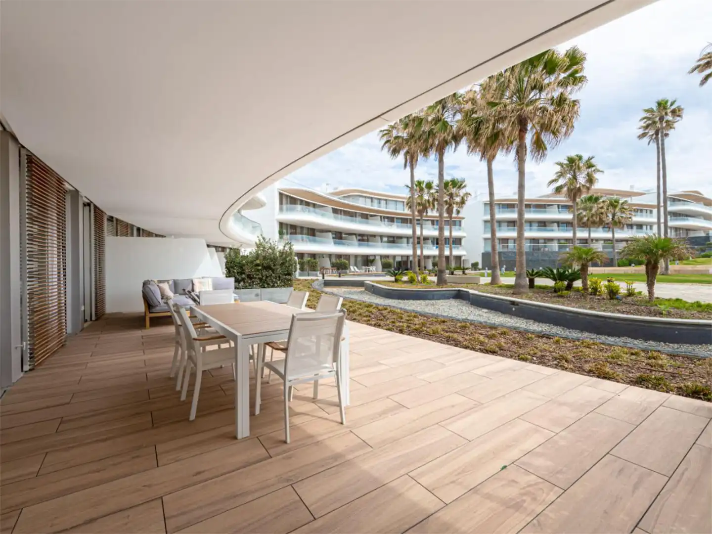 Pis en venda a Guadalobón Terrassa de Pis en venda en Estepona amb Aire condicionat, Calefacció i Jardí privat