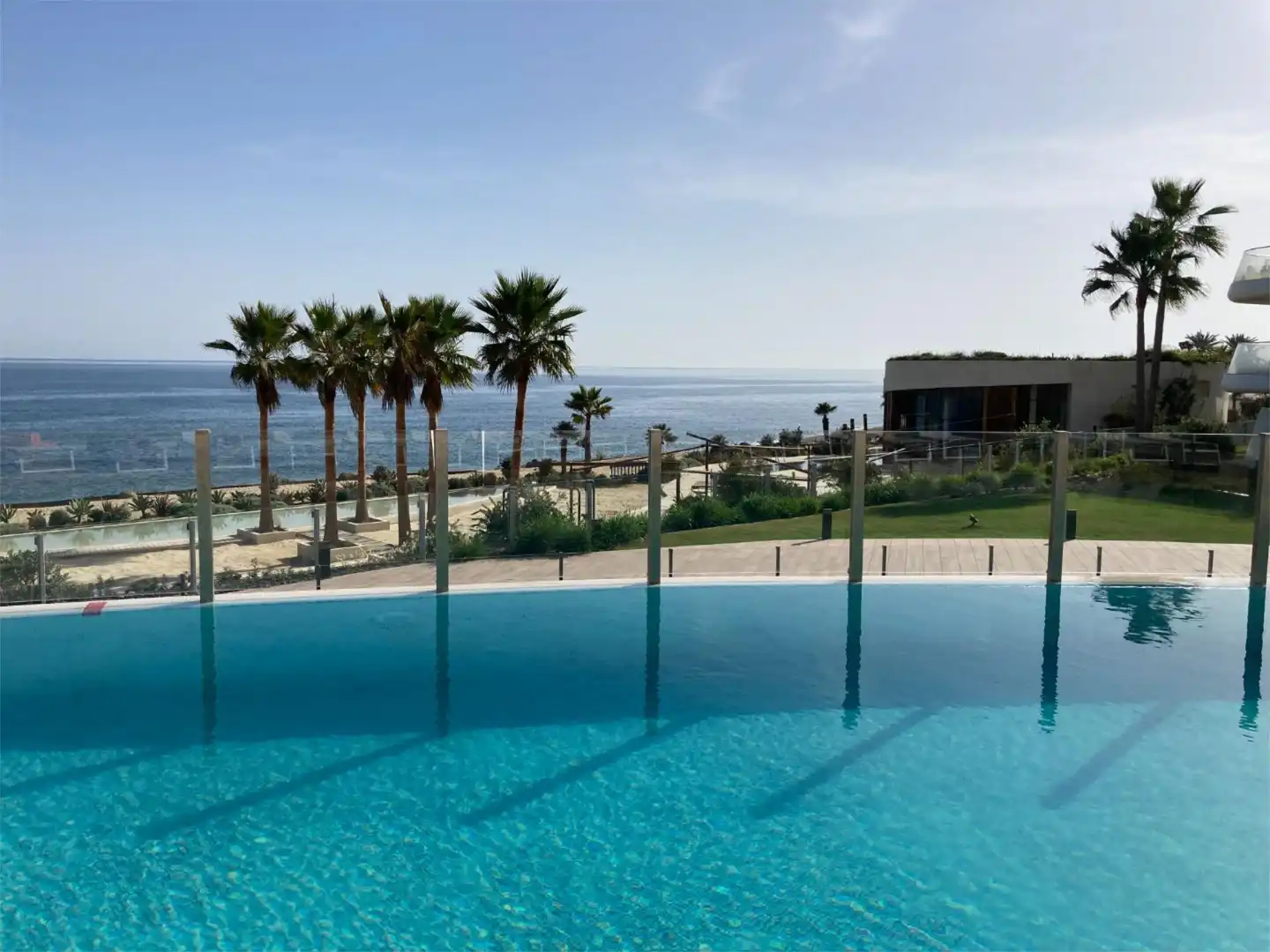 Pis en venda a Guadalobón Piscina de Pis en venda en Estepona amb Aire condicionat, Calefacció i Jardí privat