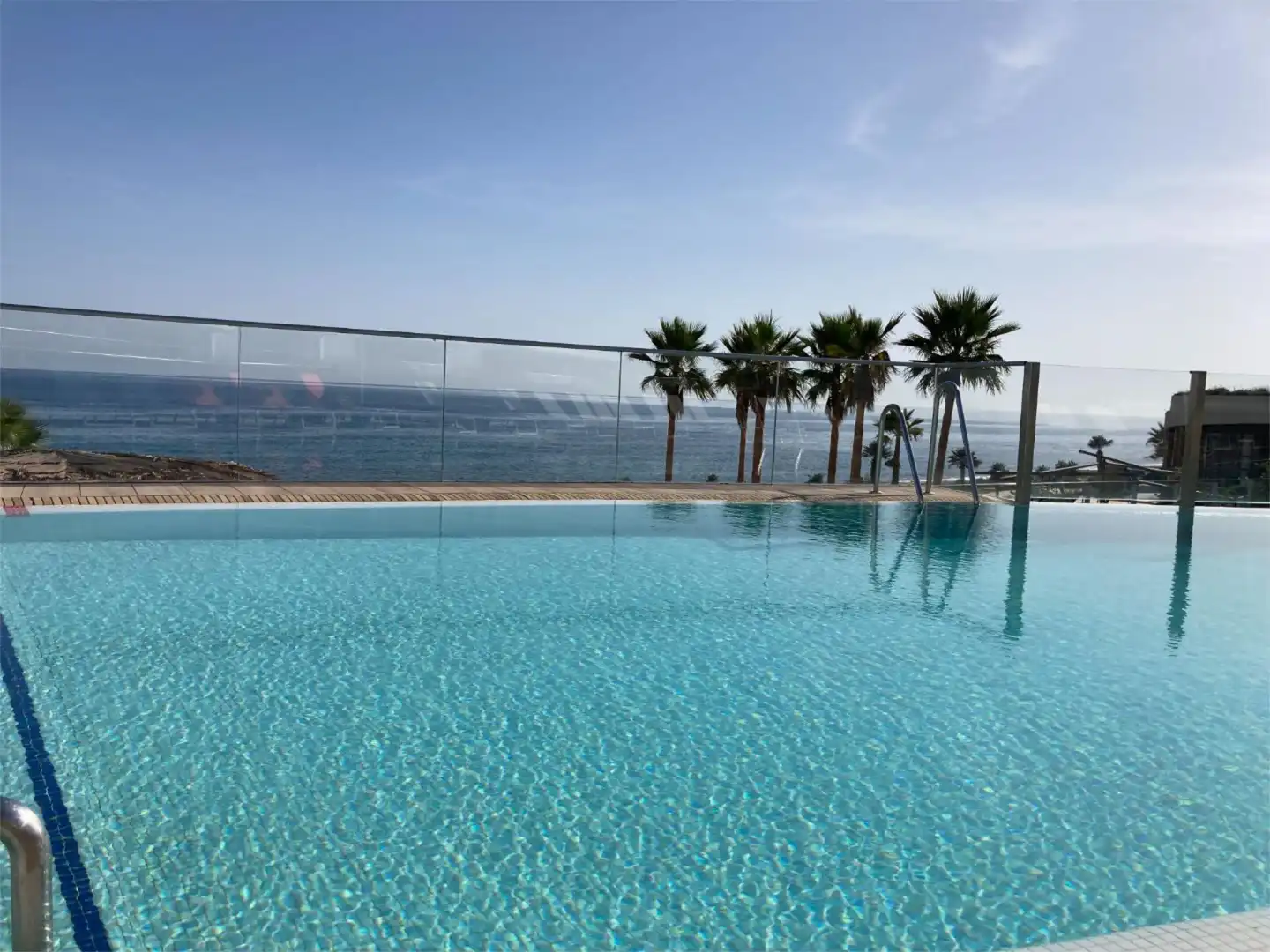 Pis en venda a Guadalobón Piscina de Pis en venda en Estepona amb Aire condicionat, Calefacció i Jardí privat