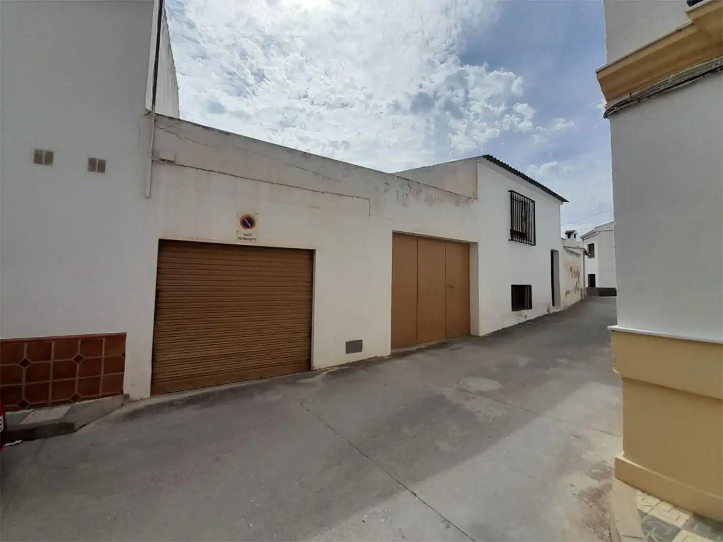 Vista exterior de Casa adosada en venda en Villanueva del Rosario amb Terrassa i Balcó