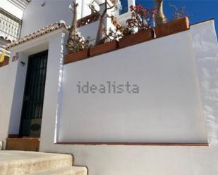 Vista exterior de Casa adosada en venda en Nerja amb Aire condicionat, Terrassa i Piscina