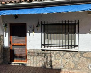 Vista exterior de Casa adosada en venda en Pedro Bernardo amb Terrassa i Balcó