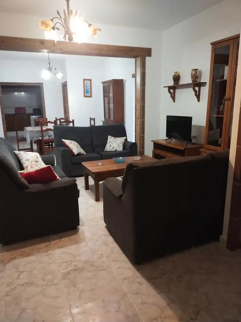 Casa adosada de lloguer a Diseminado Barrio Nuevo, 521, Barrio Nuevo Sala d'estar de Casa adosada de lloguer en Conil de la Frontera amb Aire condicionat, Jardí privat i Terrassa